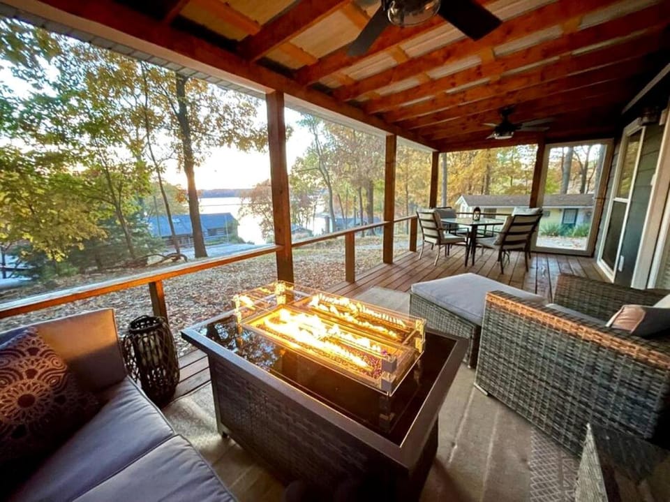 Outstanding Lakefront Cottage with Fire Pit in Cadiz, Kentucky House in Lake Barkley