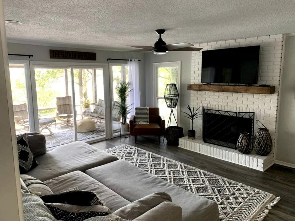 Inmerse in the Serenity of this Lakefront Cottage in Cadiz, Kentucky House in Lake Barkley