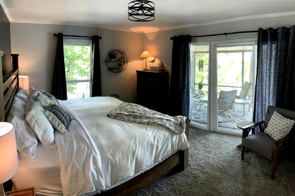 Inmerse in the Serenity of this Lakefront Cottage in Cadiz, Kentucky House in Lake Barkley