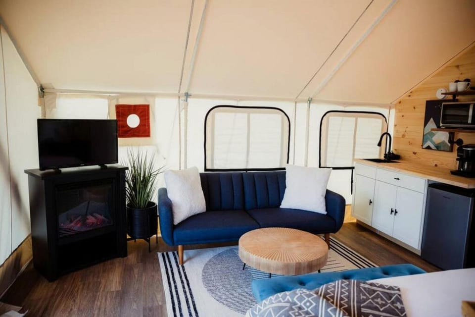 Amazing Luxurious Safari Tent with Sauna and Bath in Kentucky Luxury tent in Lake Barkley