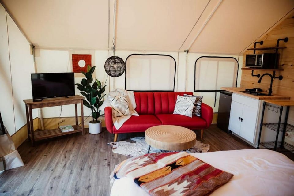 Fully Furnished Safari Tent with Sauna and Hiking Trails in Kentucky Luxury tent in Lake Barkley
