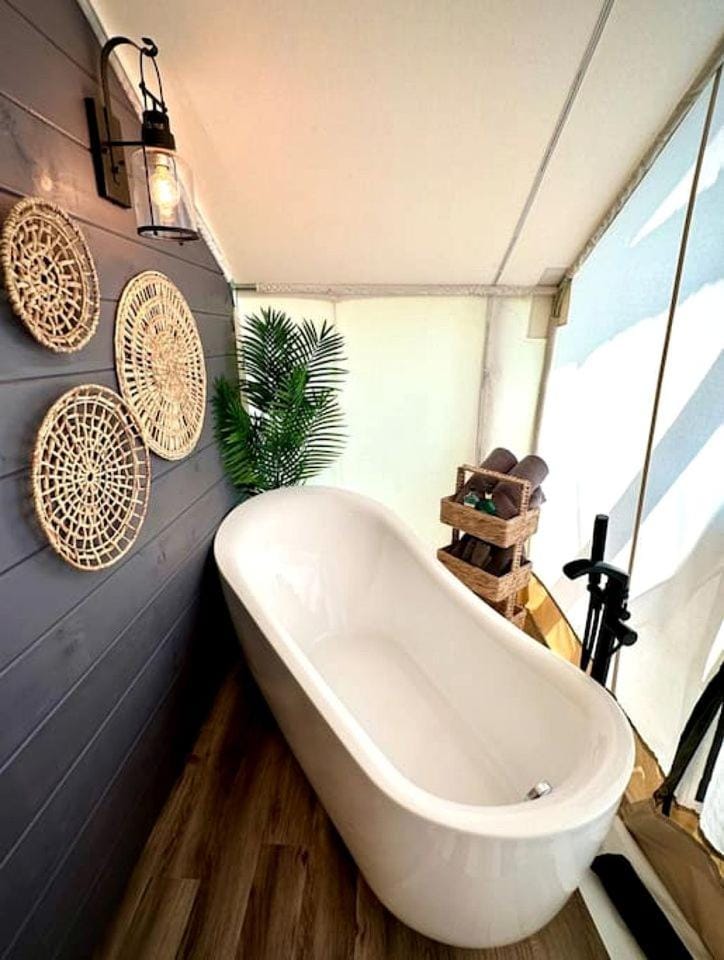 Idyllic Safari Tent Lovely for a Romantic Escape in Kentucky Luxury tent in Lake Barkley