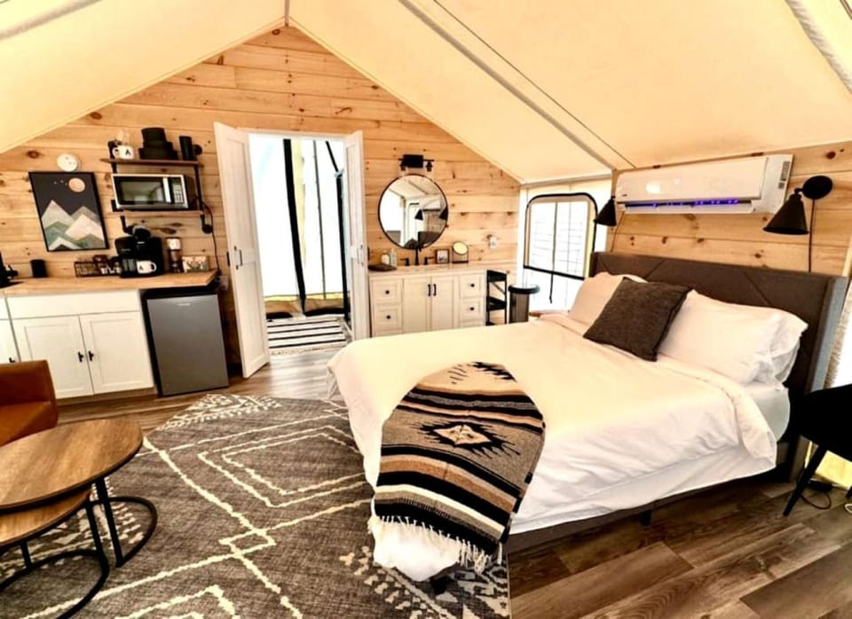 Idyllic Safari Tent Lovely for a Romantic Escape in Kentucky Luxury tent in Lake Barkley