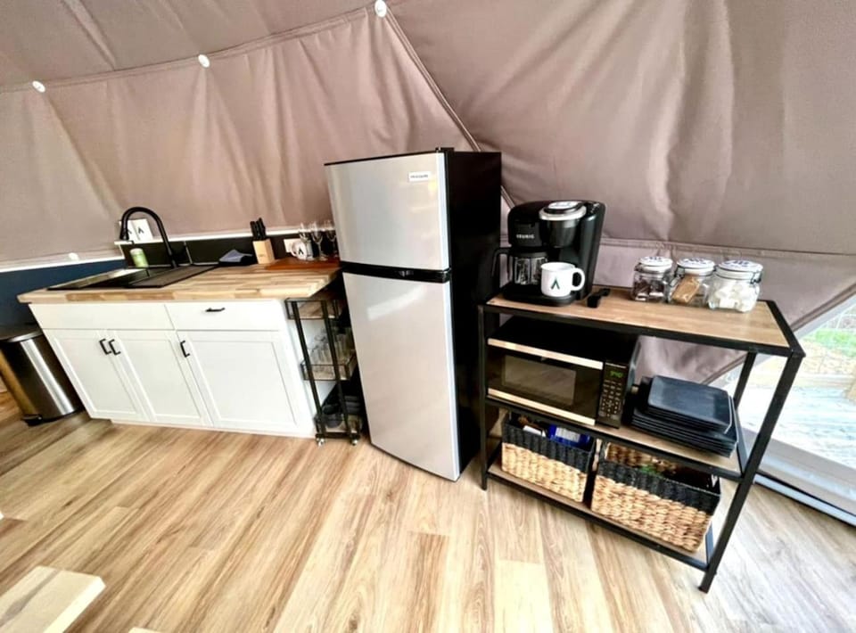 Spacious Dome with Lofted Interior and Furnished Deck in Kentucky Luxury tent in Lake Barkley