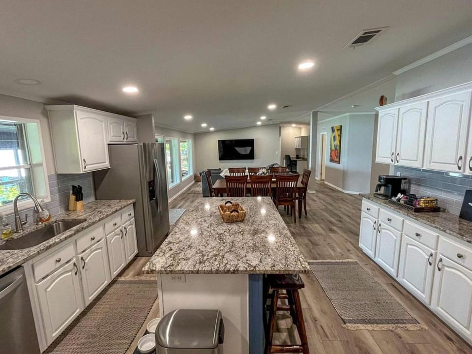 Spacious Vacation Rental with Stunning Lake Views from the Incredible Deck for an Amazing Getaway in Sabine National Forest in Hemphill, Texas House in Toledo Bend Reservoir