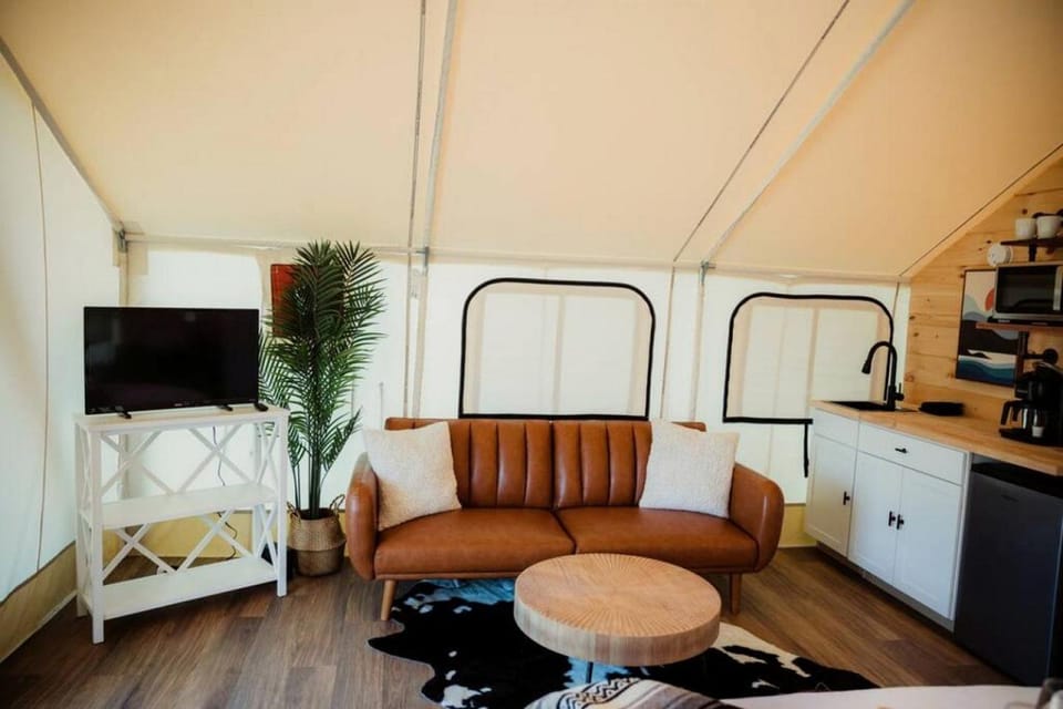 Gorgeous Safari Tent with Sauna Perfect for a Couple Retreat in Kentucky Luxury tent in Lake Barkley