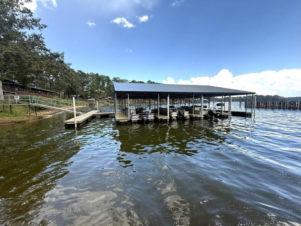 Gorgeous Cabin with Beautiful Views of Toledo Bend Lake for a Relaxing Couples Getaway in Hemphill, Texas Cabin in Toledo Bend Reservoir