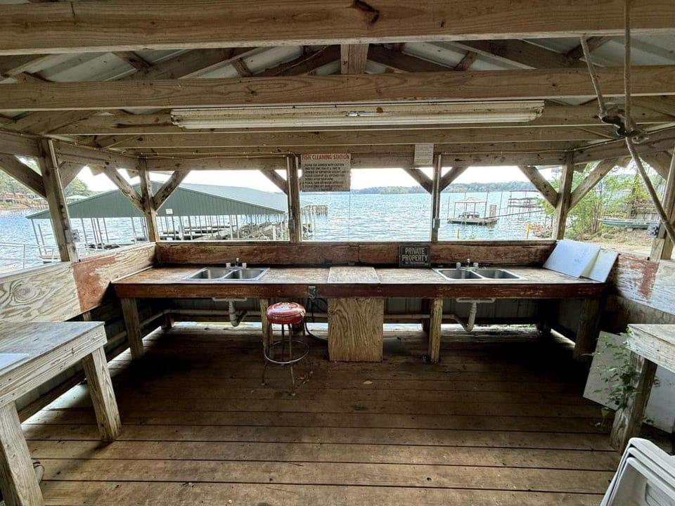 Gorgeous Cabin with Beautiful Views of Toledo Bend Lake for a Relaxing Couples Getaway in Hemphill, Texas Cabin in Toledo Bend Reservoir