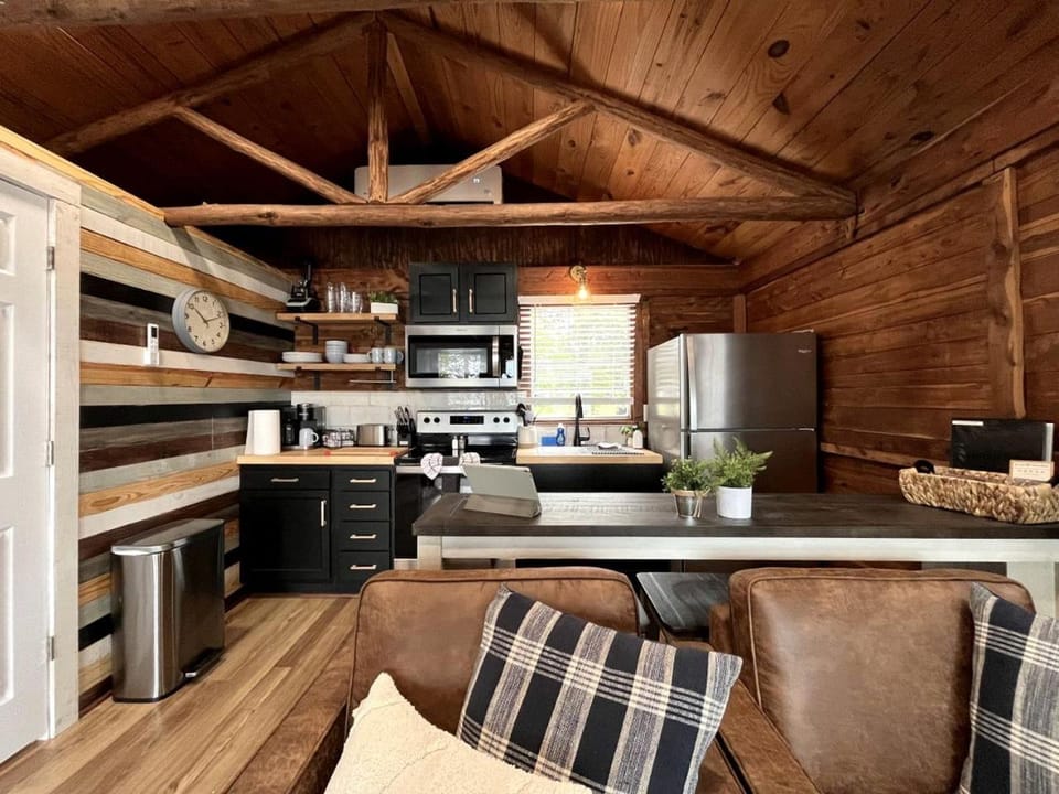 Rustic Waterfront Cabin on Toledo Bend Lake for an Unforgettable Getaway in Nature in Hemphill, Texas Cabin in Toledo Bend Reservoir