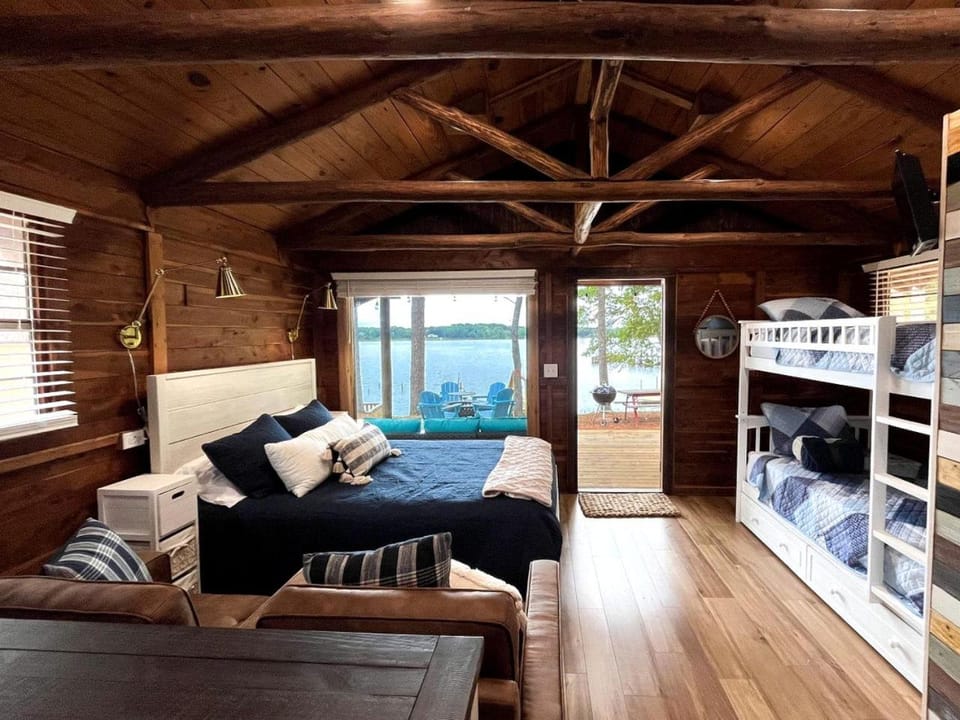 Rustic Waterfront Cabin on Toledo Bend Lake for an Unforgettable Getaway in Nature in Hemphill, Texas Cabin in Toledo Bend Reservoir