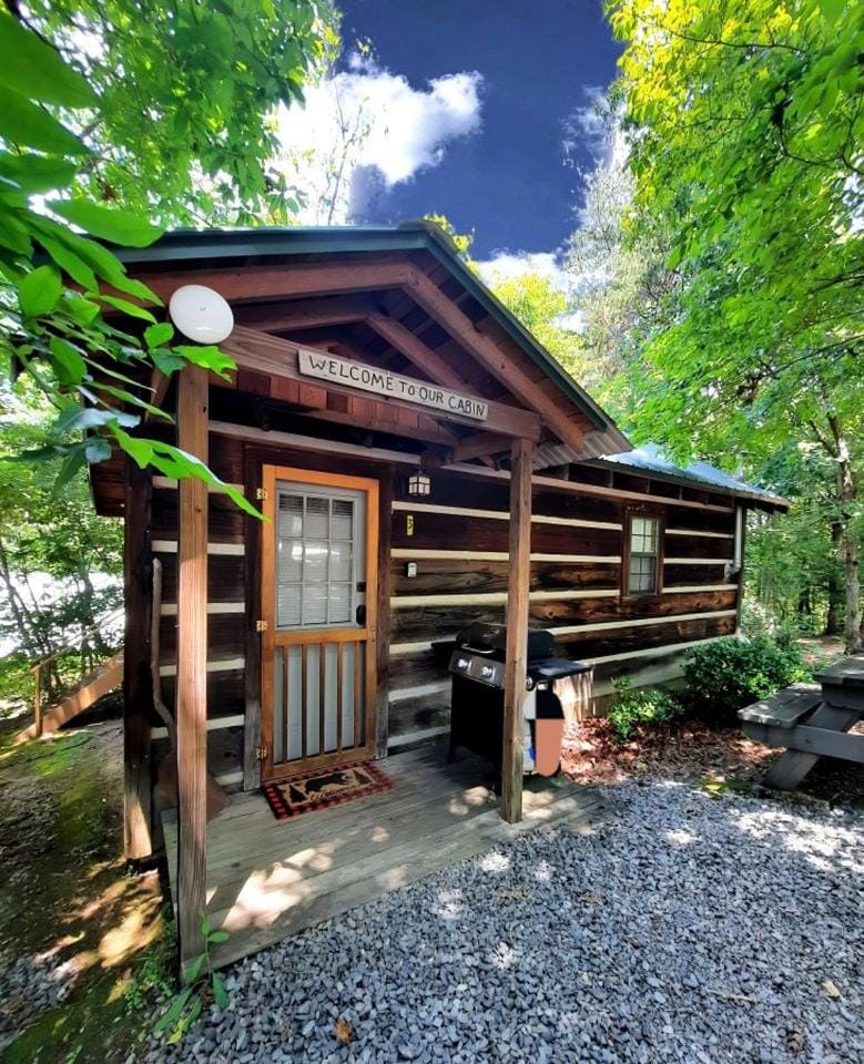 Rustic Copperhill Cabin Perfect for a Romantic Getaway in Tennessee Cabin in Tennessee