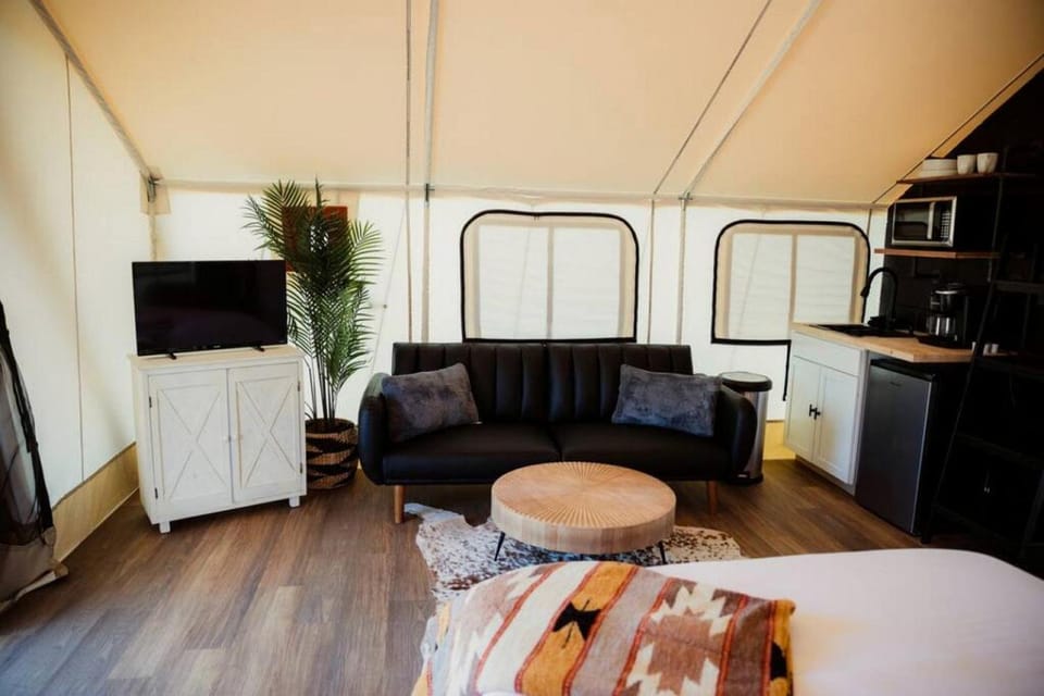 Deluxe Safari Tent with Indoor Jacuzzi in Kentucky Luxury tent in Lake Barkley