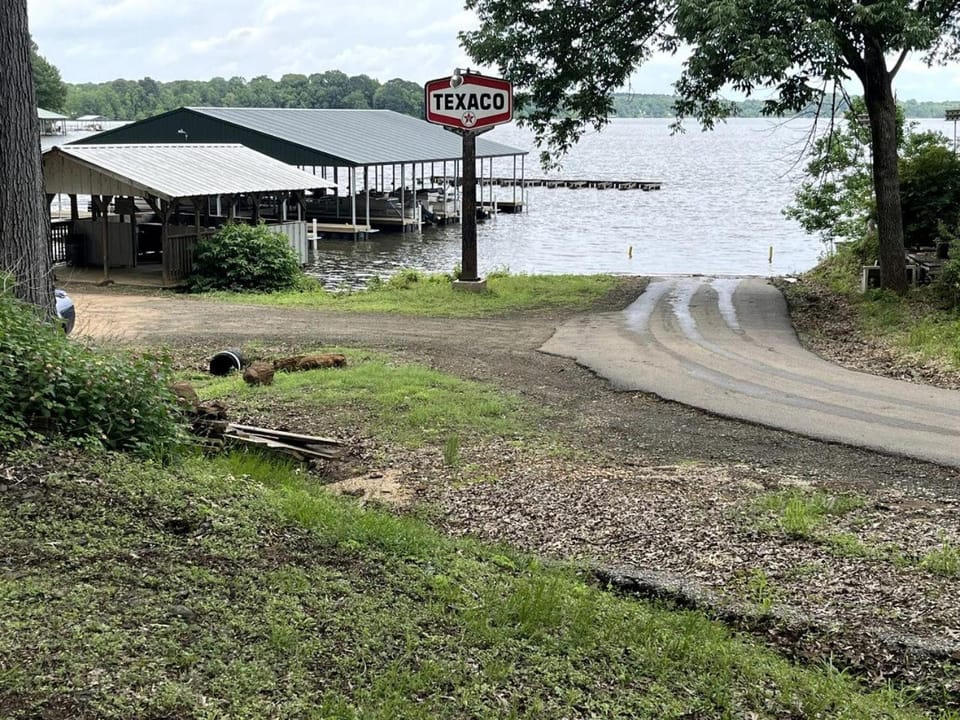 Cozy Waterfront Cabin for a Memorable Getaway on Toledo Bend Lake in Hemphill, Texas Cabin in Toledo Bend Reservoir