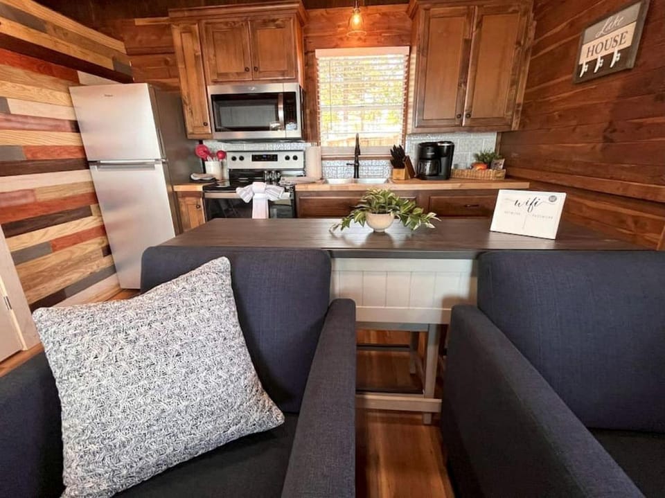 Cozy Waterfront Cabin for a Memorable Getaway on Toledo Bend Lake in Hemphill, Texas Cabin in Toledo Bend Reservoir