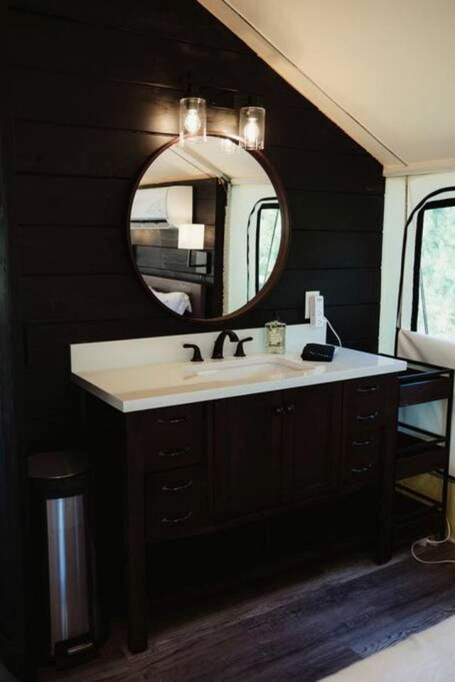 Marvelous Safari Tent with Bath Surrounded by Nature in Kentucky Luxury tent in Lake Barkley