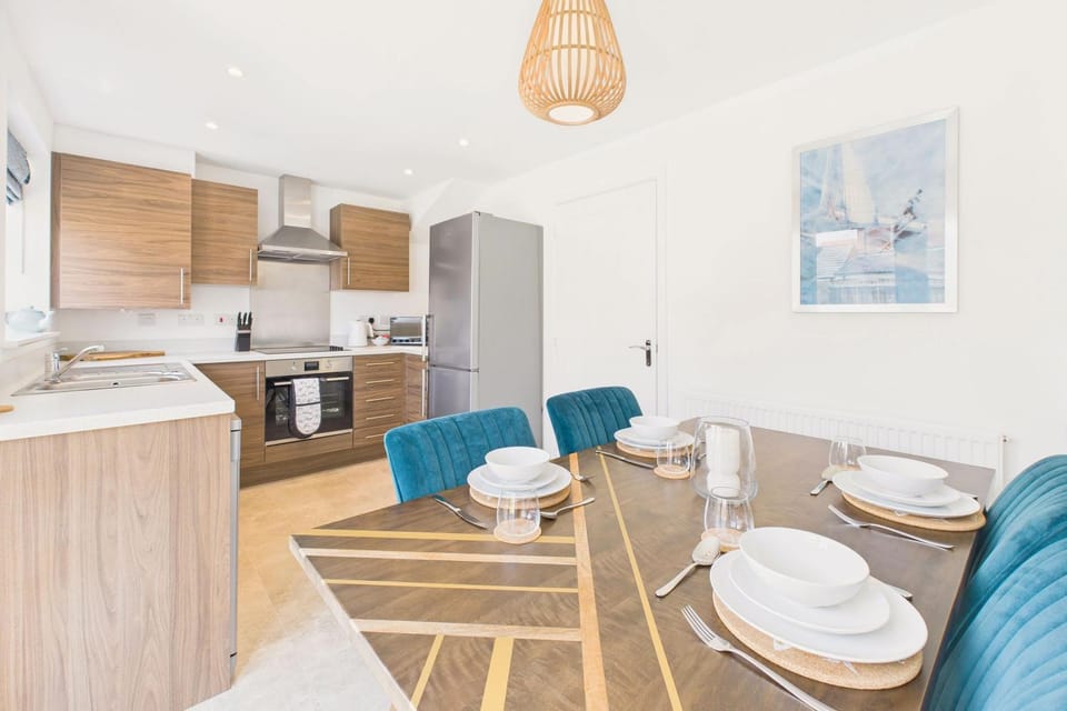 Kitchen or kitchenette, Dining area, stove