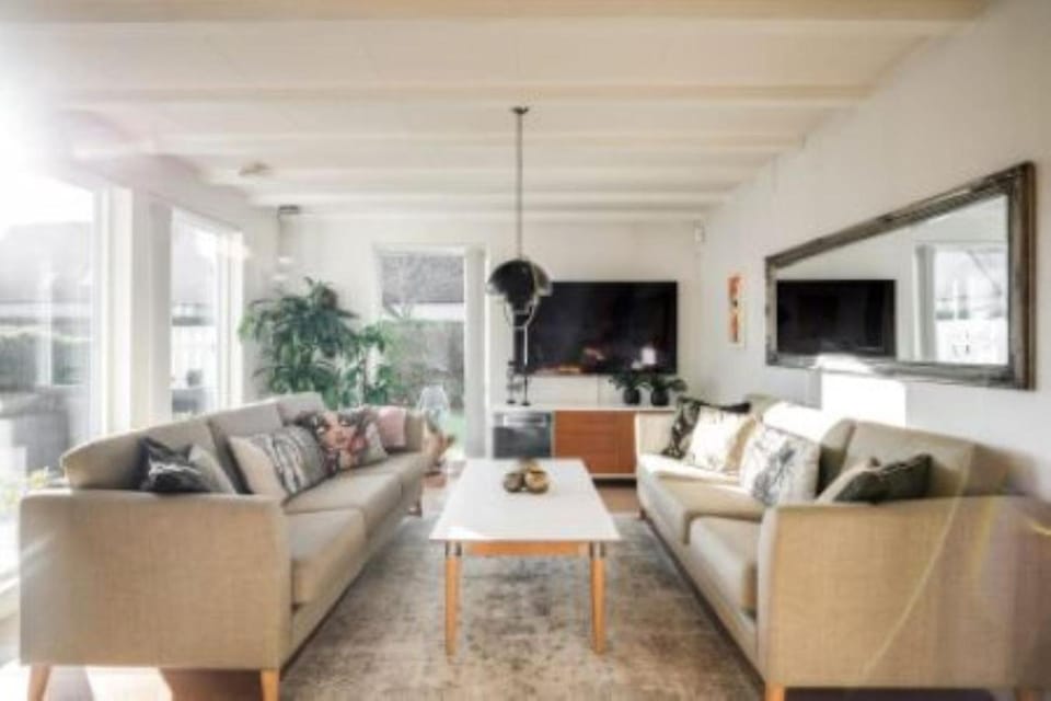Communal lounge/ TV room, TV and multimedia, Living room, Seating area, Evening entertainment