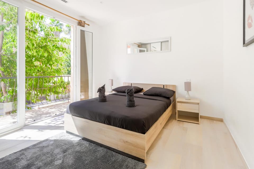 Photo of the whole room, Bedroom