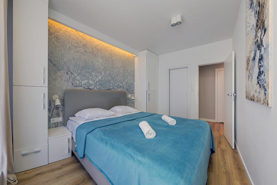 Bed, Photo of the whole room, Bedroom, towels, wardrobe