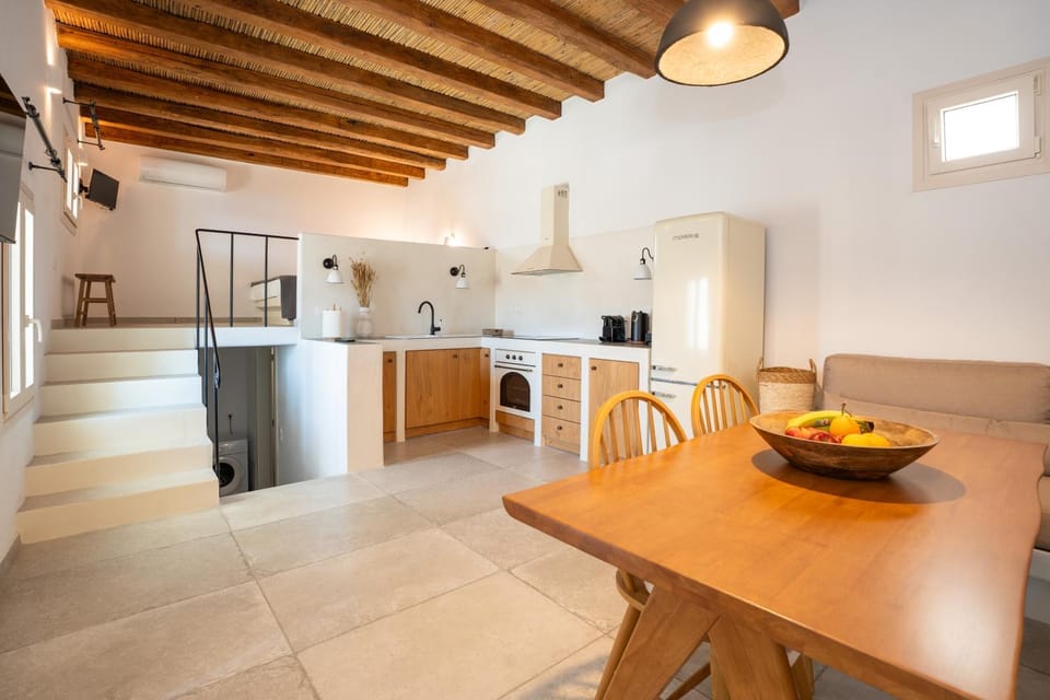 Kitchen or kitchenette, Living room, Photo of the whole room, Seating area, Dining area, oven