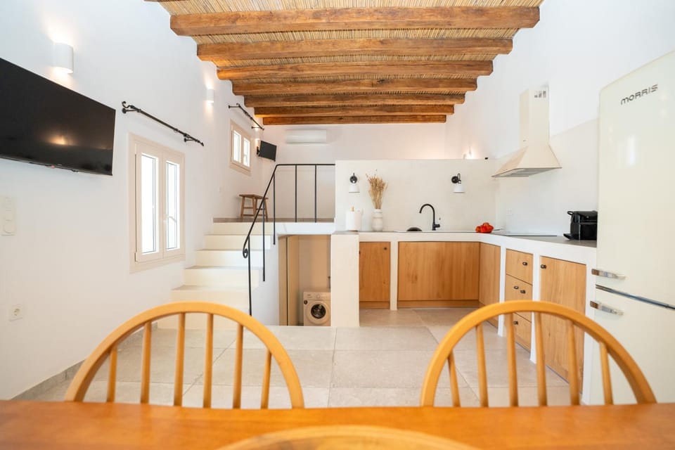 TV and multimedia, Kitchen or kitchenette, Photo of the whole room, Dining area, stove