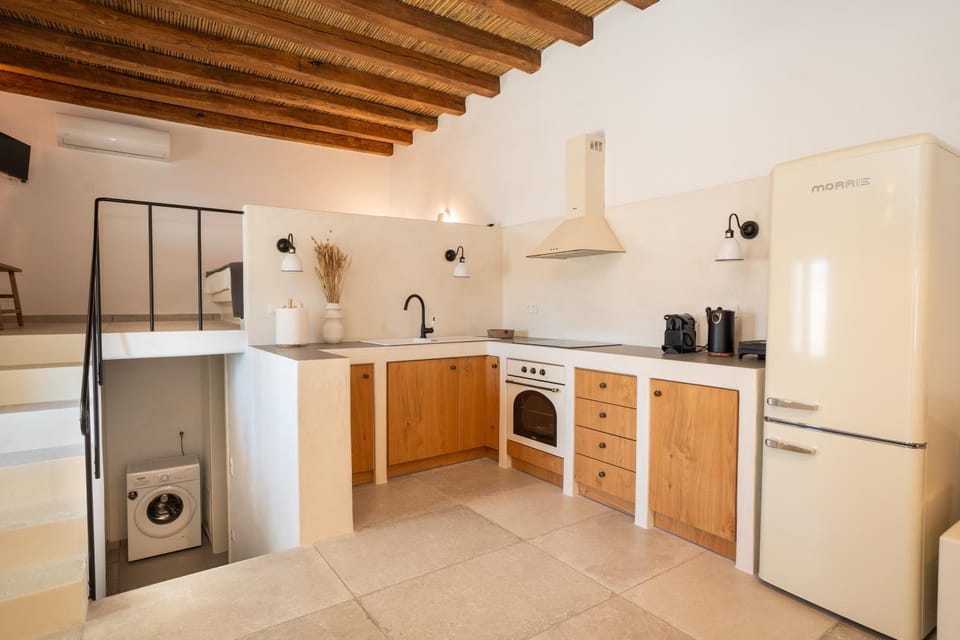 Coffee/tea facilities, Kitchen or kitchenette, oven, stove, washing machine