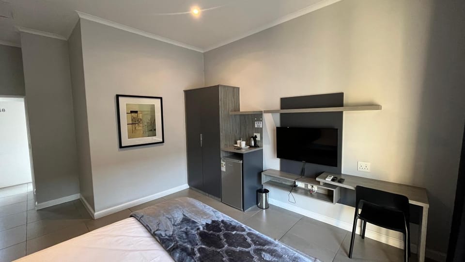 Bed, TV and multimedia, Photo of the whole room