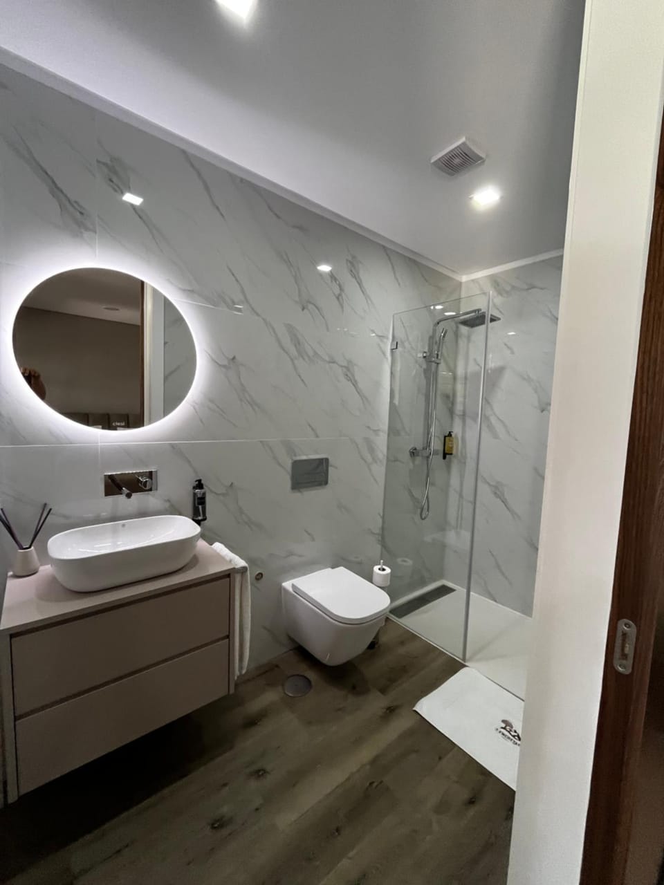 Shower, Toilet, Bathroom, towels