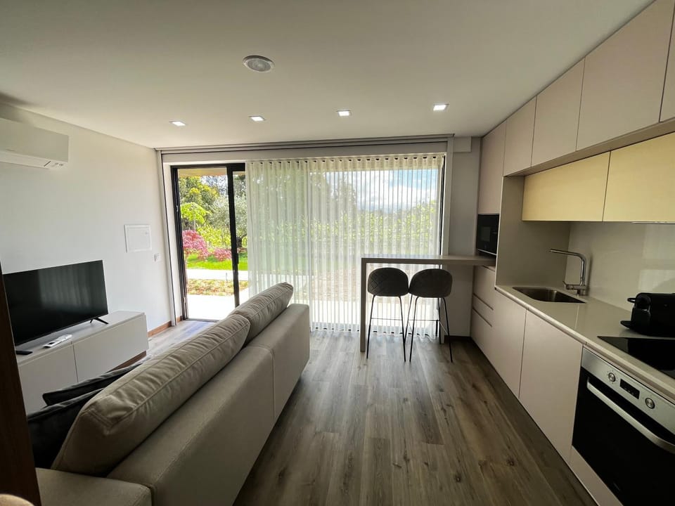 TV and multimedia, Kitchen or kitchenette, Living room, Seating area, Dining area, oven, pet friendly, stove