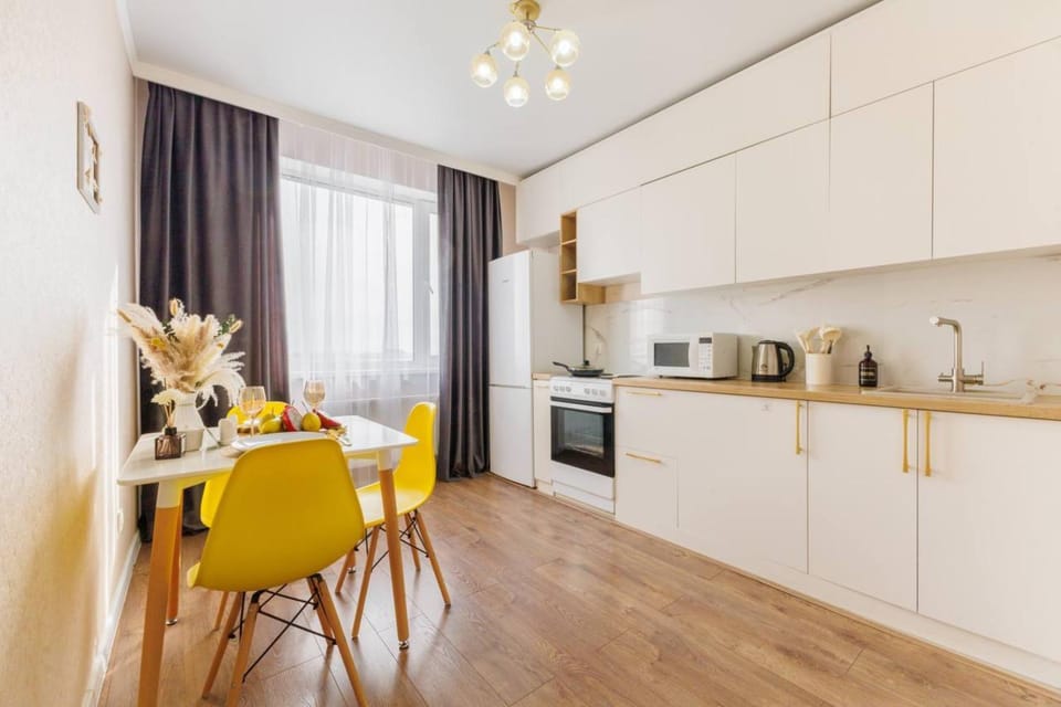 Coffee/tea facilities, Kitchen or kitchenette, Dining area, stove