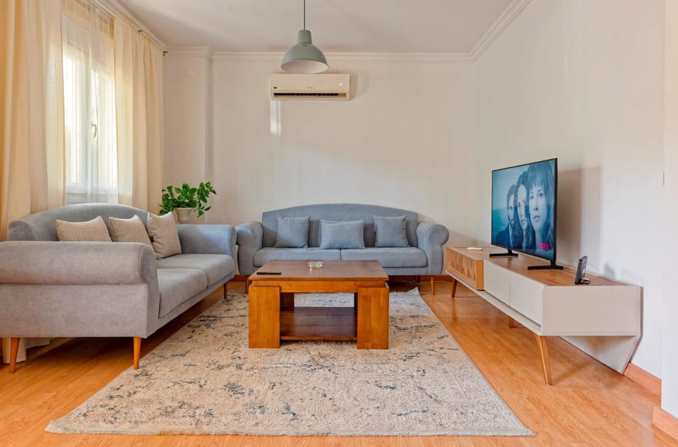 TV and multimedia, Living room, Seating area, air conditioner