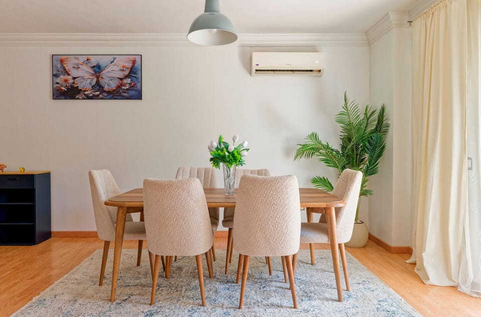 Living room, Seating area, Dining area, air conditioner