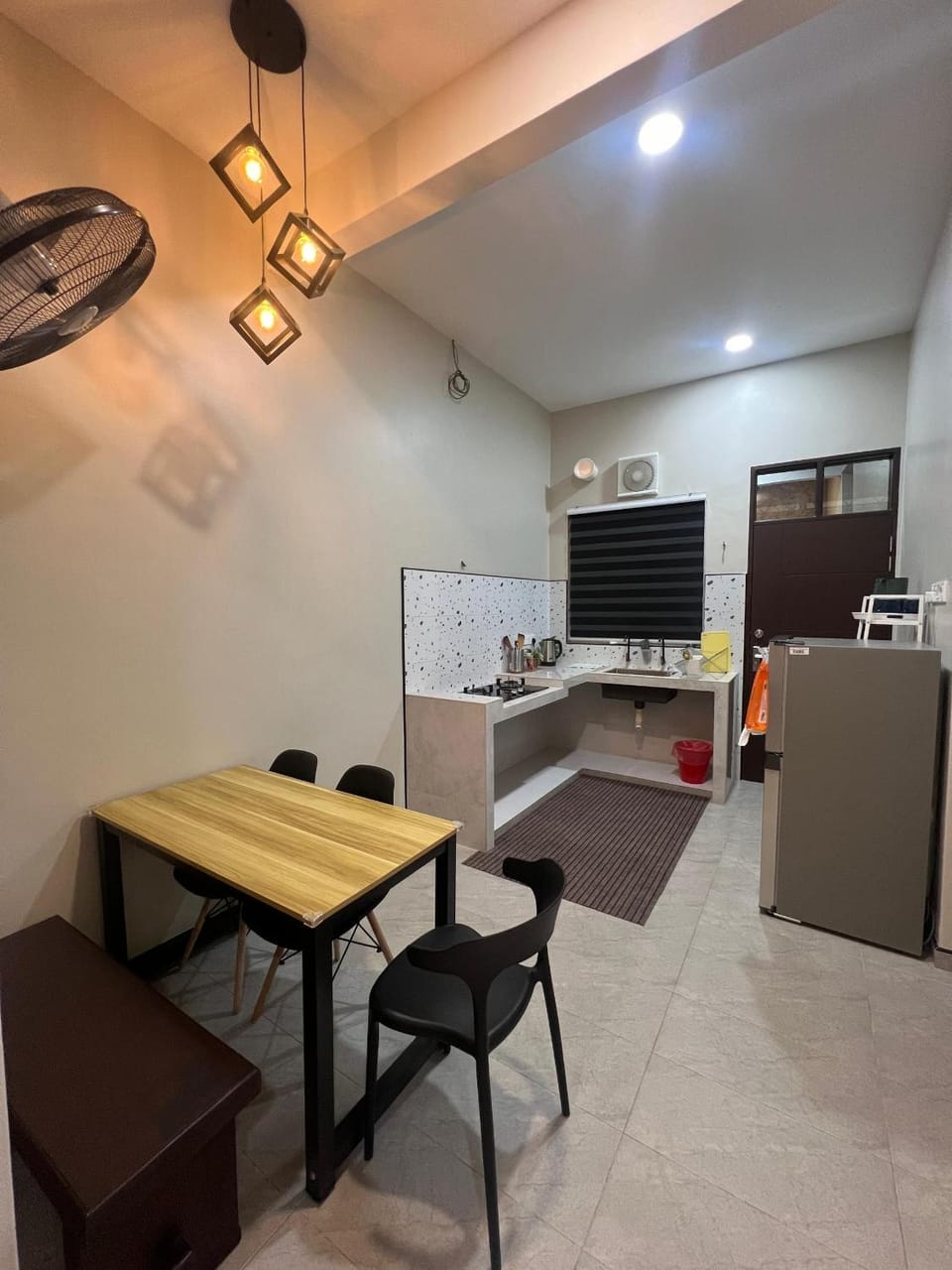 Kitchen or kitchenette, Dining area