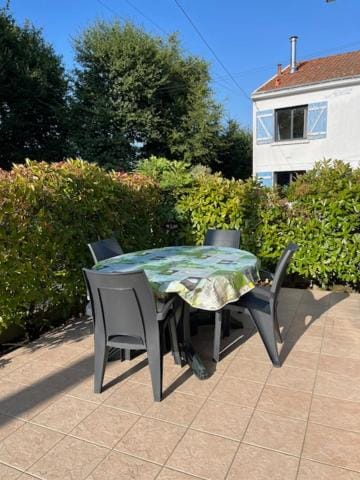 Patio, Day, Garden, Dining area, Garden view