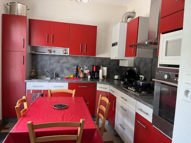 Coffee/tea facilities, Kitchen or kitchenette, Dining area, oven, stove, toaster