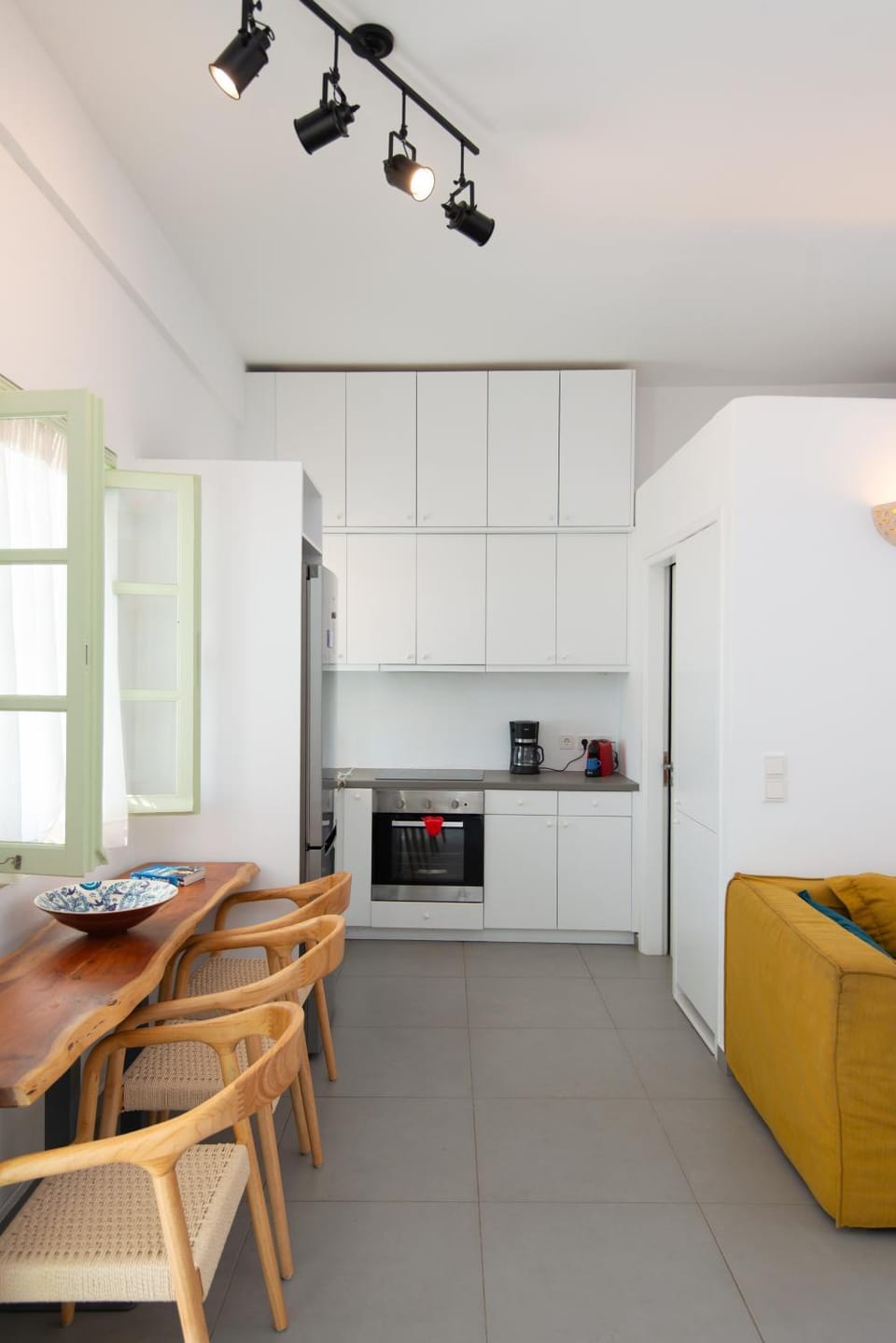 Kitchen or kitchenette, Seating area, Dining area, oven, stove