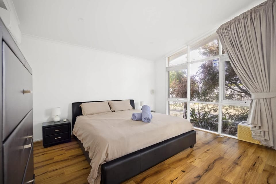 Coastal Beach Home - 50m to Beach - Pet Friendly House in Frankston