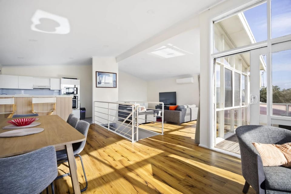 Coastal Beach Home - 50m to Beach - Pet Friendly House in Frankston