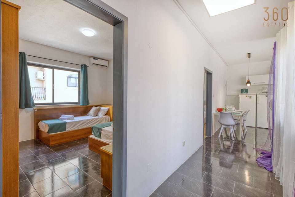 Bed, Photo of the whole room, Seating area, Dining area, Bedroom, towels