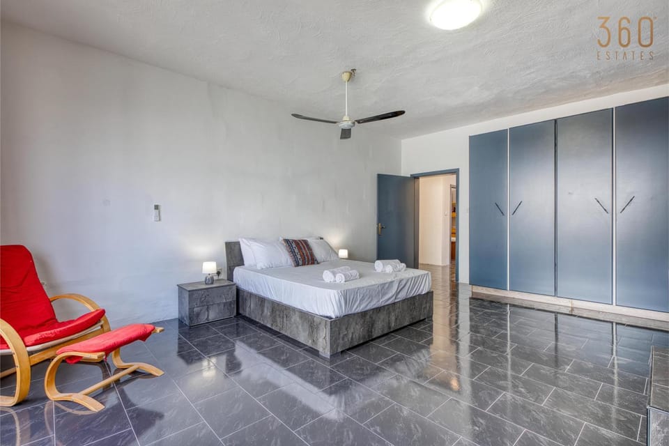 Bed, Photo of the whole room, Seating area, Bedroom, fireplace, wardrobe, air conditioner