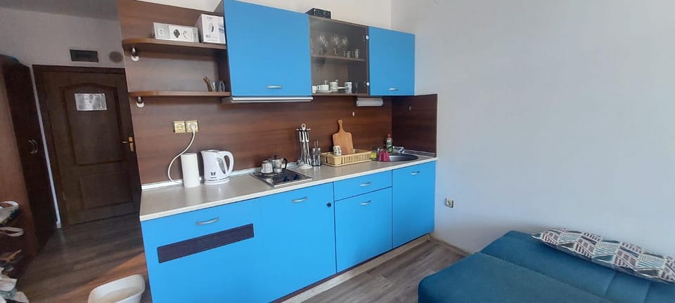 Coffee/tea facilities, Kitchen or kitchenette, stove