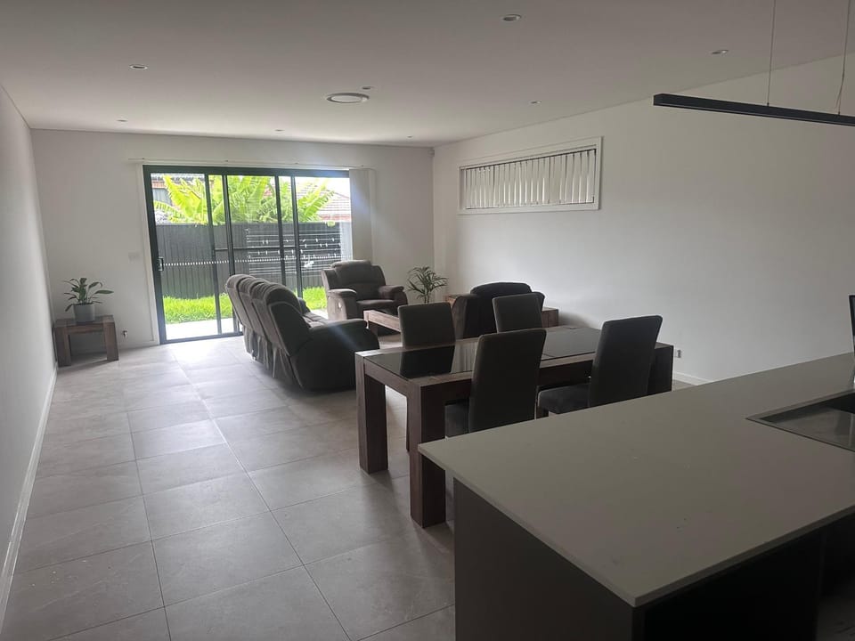 Queen Room in Peaceful and Modern House - OR8 Vacation rental in Sydney