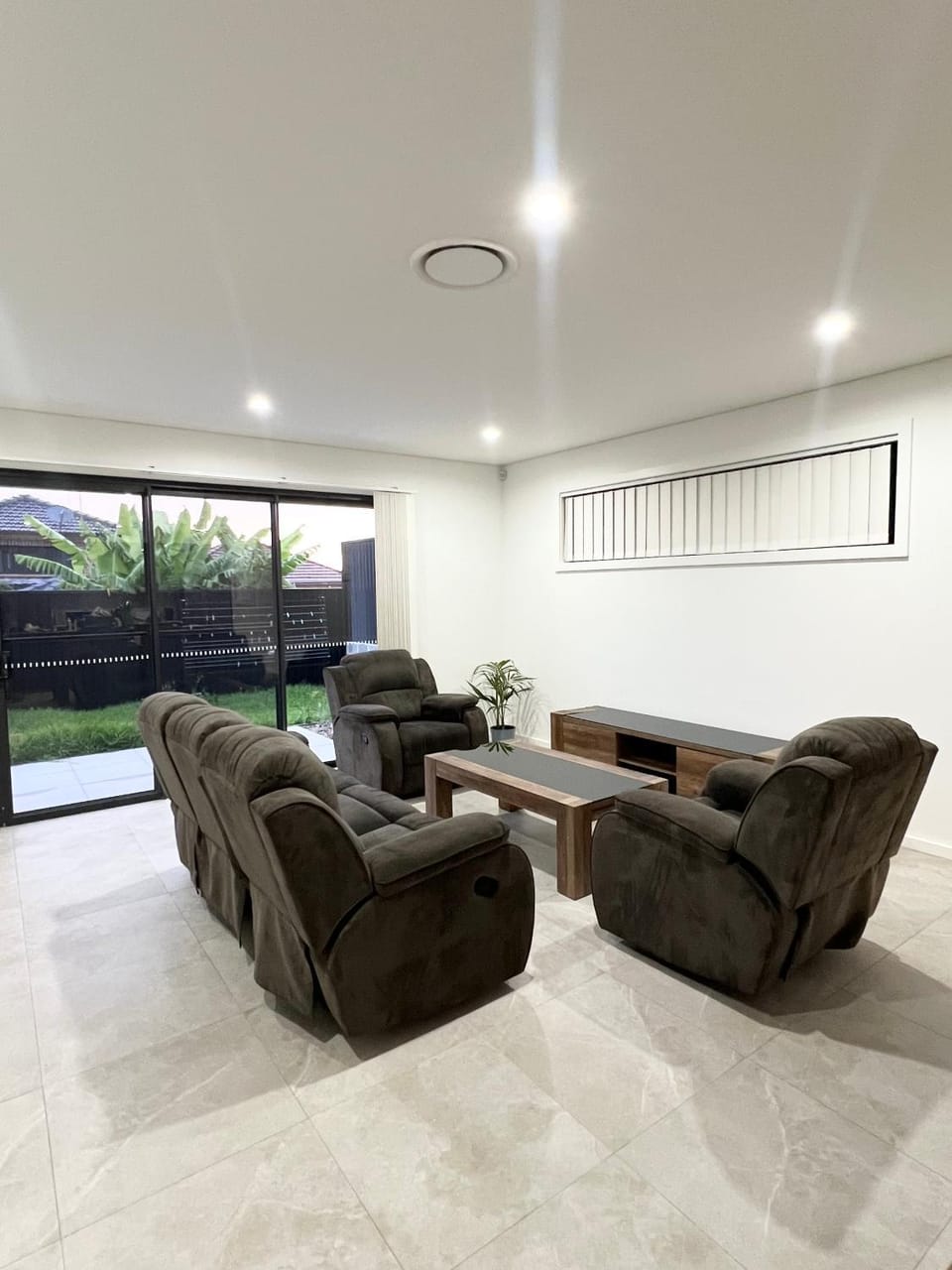 Queen Room in Peaceful and Modern House - OR8 Vacation rental in Sydney