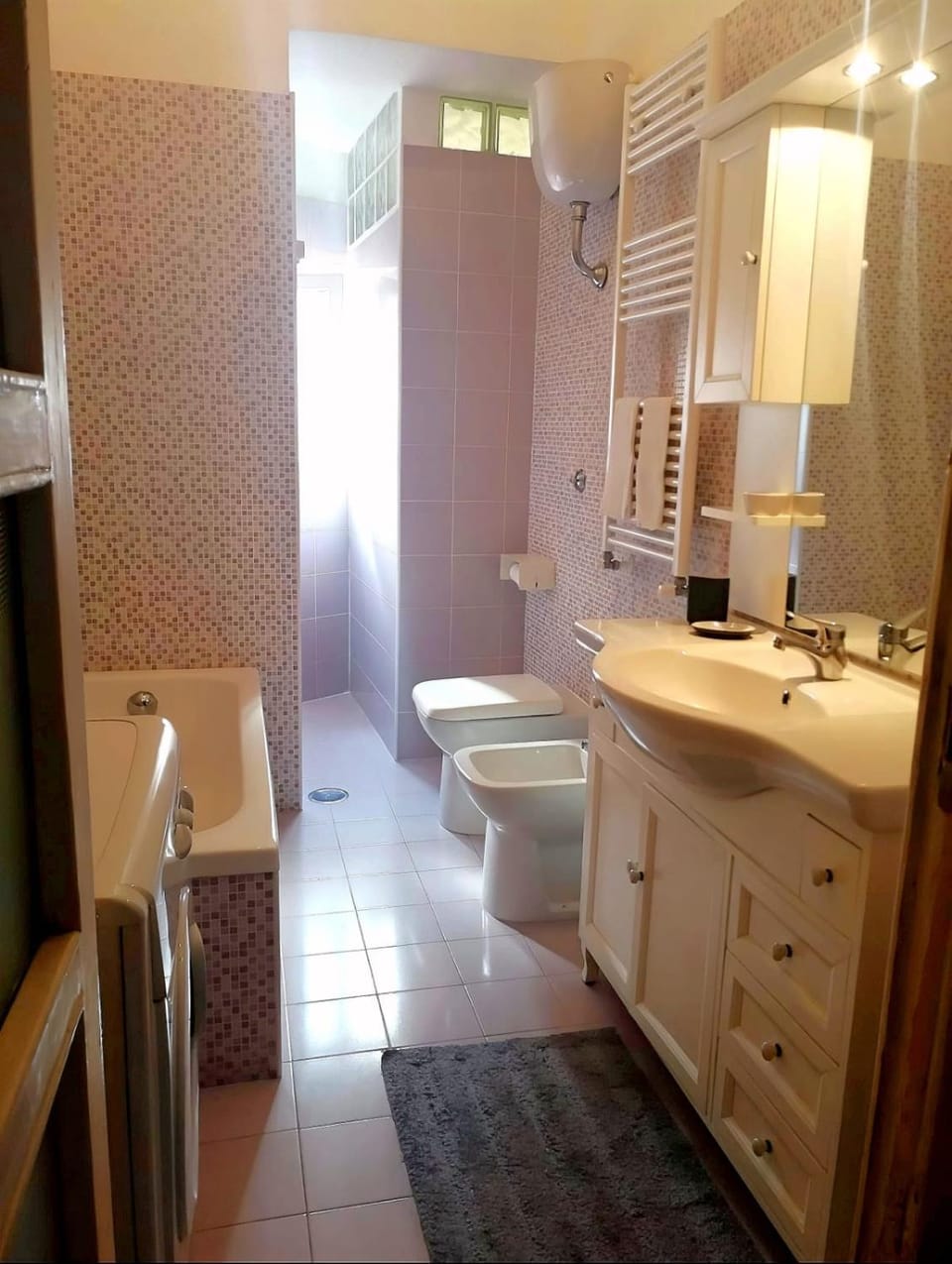 Shower, Toilet, Bathroom, Bath, bidet, towels