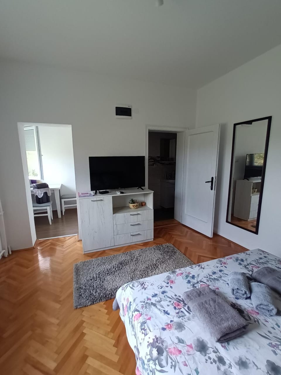 TV and multimedia, Kitchen or kitchenette, Photo of the whole room, Bedroom