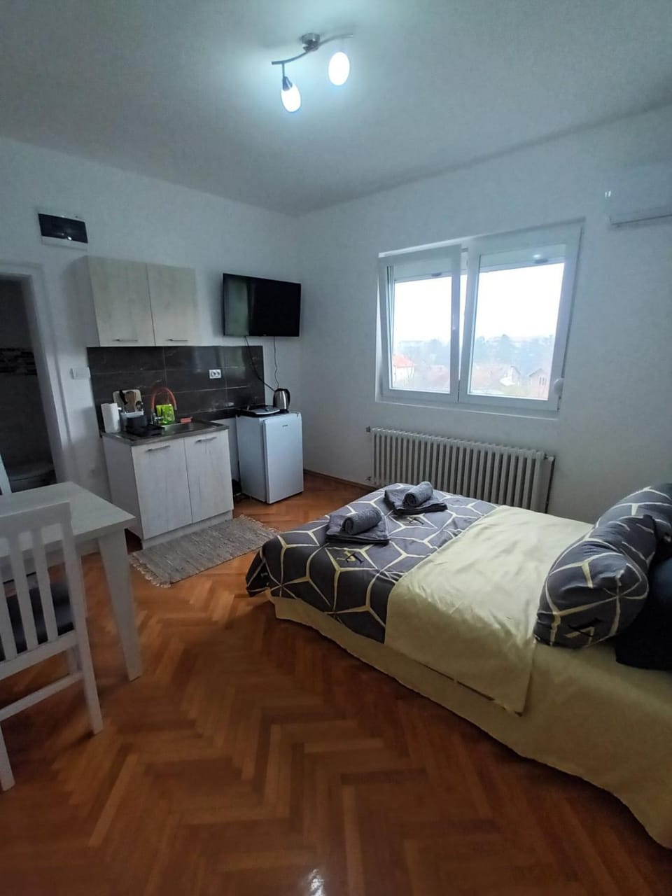 Bed, TV and multimedia, Kitchen or kitchenette, Photo of the whole room, Dining area