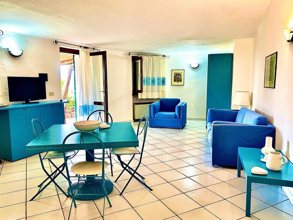 Bed, TV and multimedia, Living room, Seating area, Dining area, locker, wardrobe