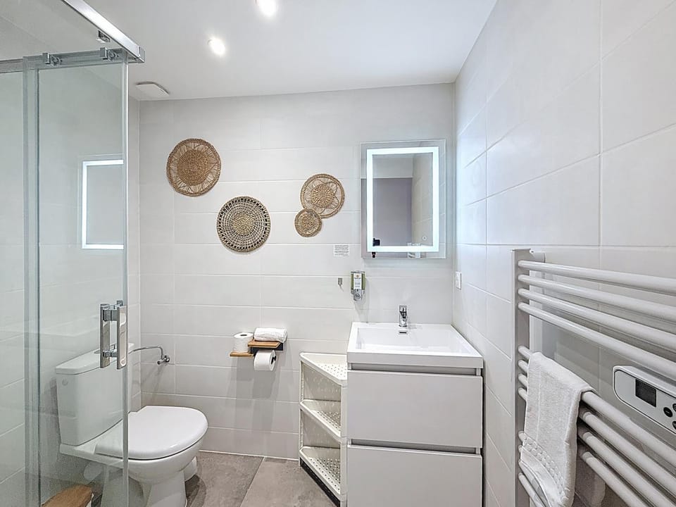 Shower, Toilet, Bathroom, towels