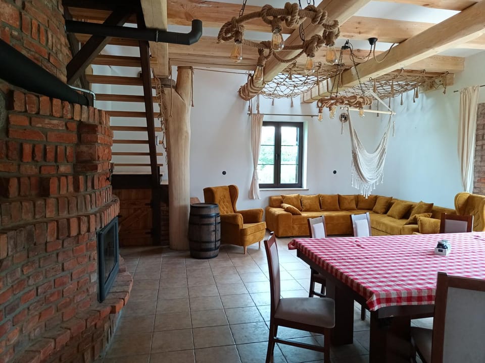 Living room, Seating area, Dining area, fireplace