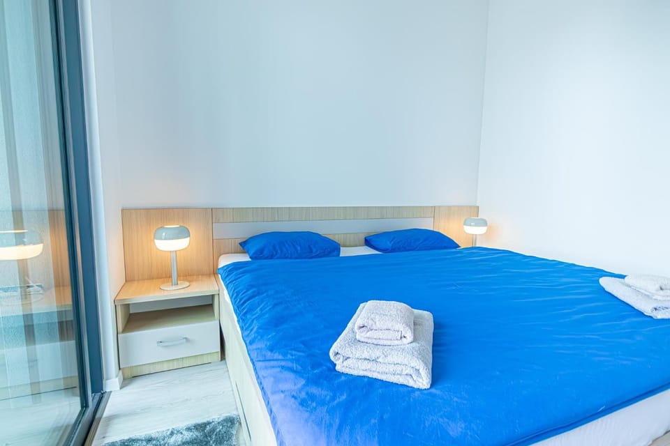 Bed, Bedroom, towels